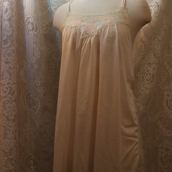 Gloria Vanderbilt vintage nightie size large and really pretty! 100% nylon - Picture 1 of 7